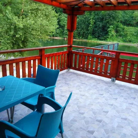 Apartmani,kucice Drina-bok 招待所 Ljubovija