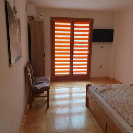 Apartmani,kucice Drina-bok *
